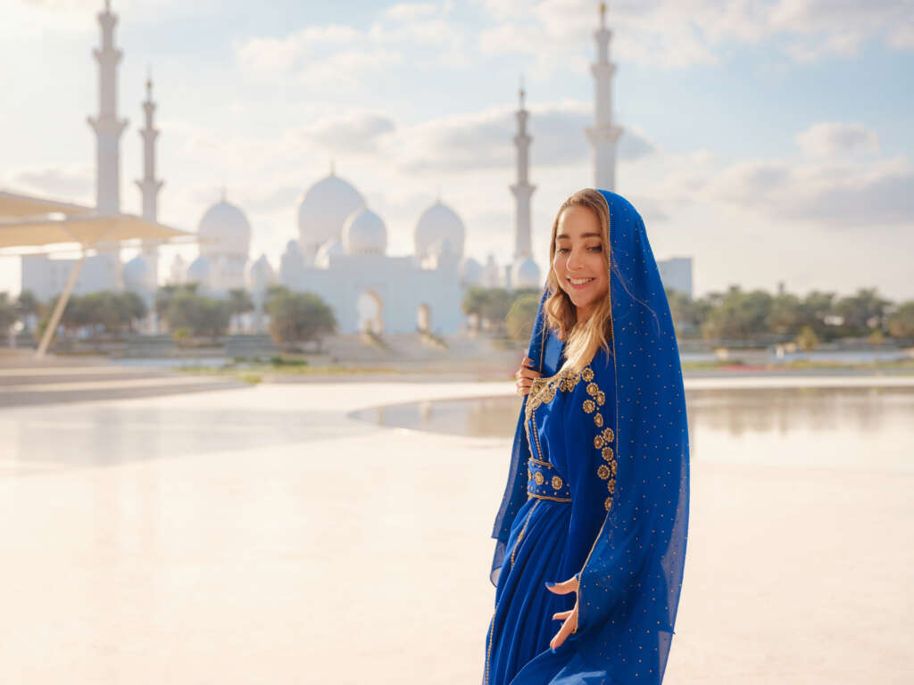 Women-in-Abu-Dhabi-redefining-style-with a-blend-of-heritage-and-contemporary-fashion. 