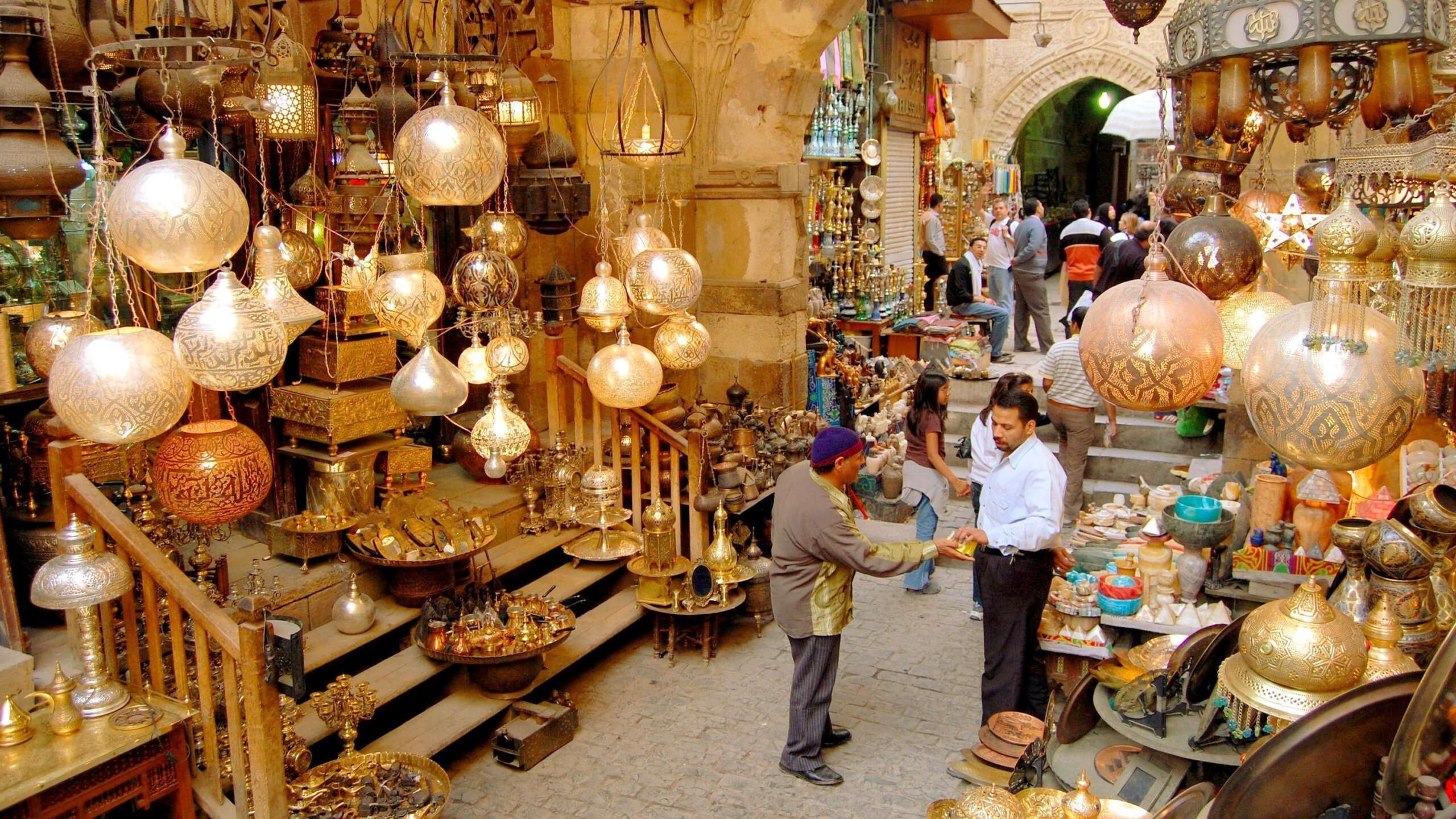 Shopping-in-Khan-El-Khalili-Bazaar-in-Cairo:-Top-10-Tips-&-Hidden-Gems