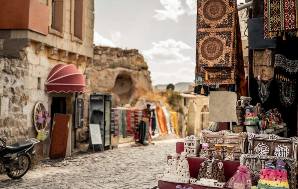 The-best-time-to-visit-Khan-El-Khalili-is-early-in-the-morning-or-late-in-the-afternoon.