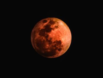 watch-blood-moon-in-uae