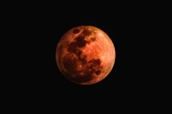 watch-blood-moon-in-uae
